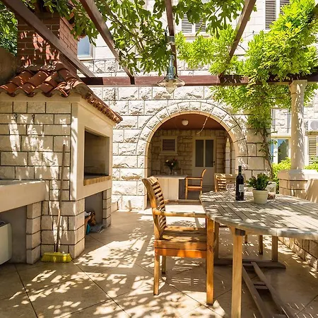 Πανσιόν Steel Ντουμπρόβνικ